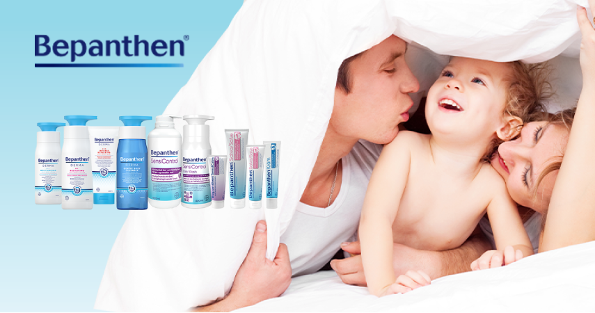 Bepanthenprodukter och en familj bestående av en ung man, kvinna och barn leker under ett täcke.