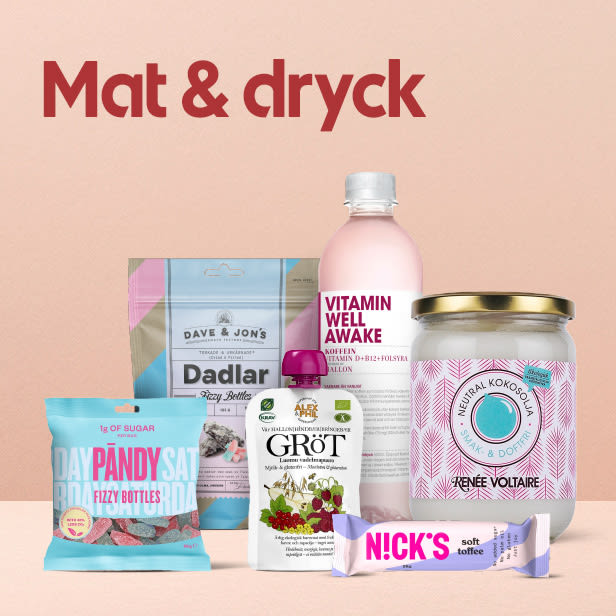 Olika mat- och dryckesprodukter inklusive godispåse, dadlar, grötpåse, vitaminvattenflaska, burk med kokosolja och en toffeekaka mot en ljusrosa bakgrund.