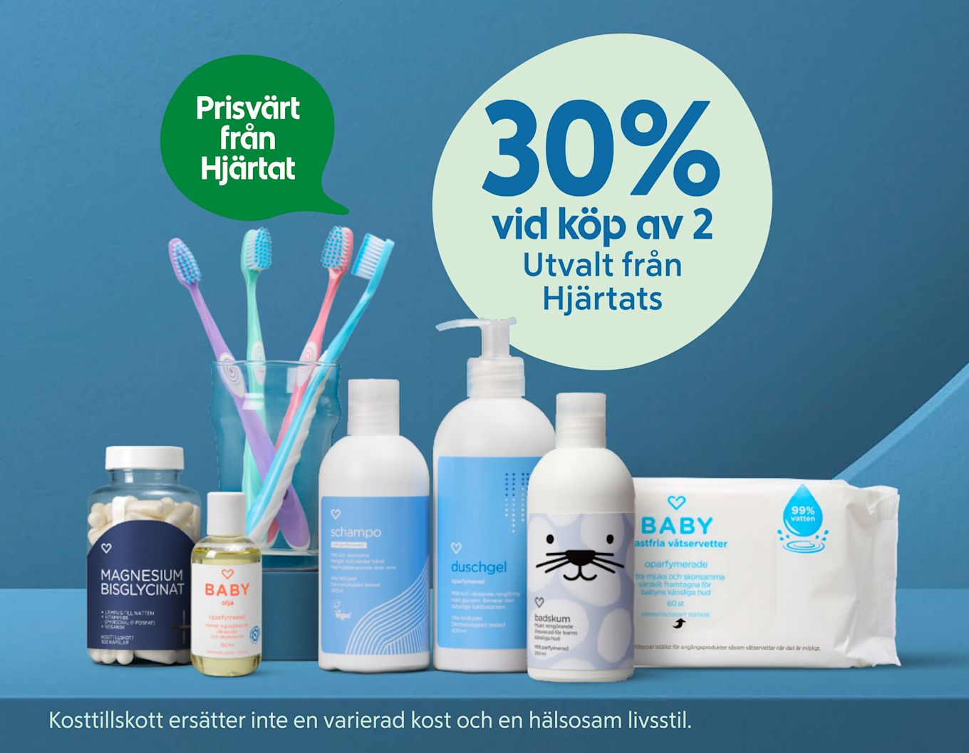 Olika hygien- och hälsoprodukter från Hjärtat står på en blå hylla med erbjudandet 30% rabatt vid köp av två produkter.