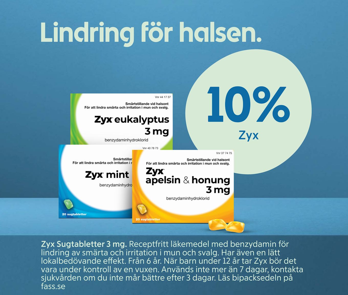 Tre olika Zyx sugtablettförpackningar i smakerna eukalyptus, mint samt apelsin och honung, placerade på en blå yta med text om lindring för halsen på blå bakgrund.