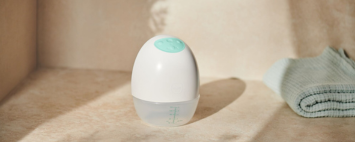 MAM Move Wearable Breast Pump står på en hylla i ett badrum.