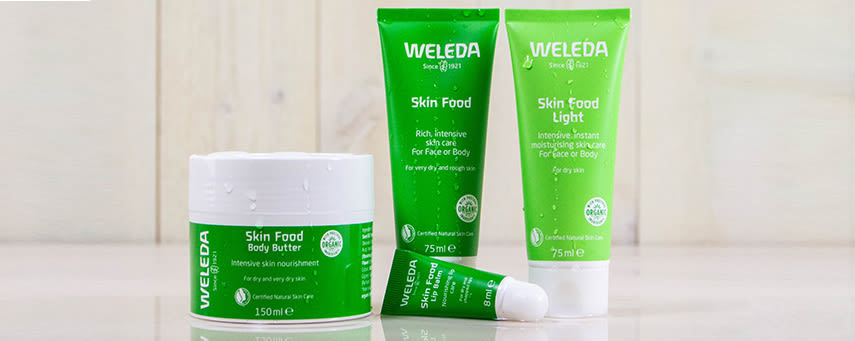I ett badrum står flera produkter från Weleda Skin Food-sortimentet uppradade.